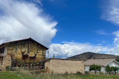 La casa rural de Isidro, Tozoloslobos, en Otero de Bodas, que no se quemó. La pintura de la fachada resume todas las riquezas perdidas en la sierra.- A. CALVO