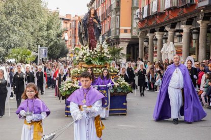 Procesión del Encuentro de 'Jesús Resucitado' con la 'Virgen de la Alegría'. -J.M. LOSTAU