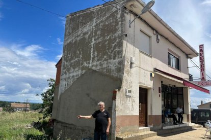 Pedro señala el terreno junto a su bar Olympia, que el fuego abrasó hace un año y que hoy se recupera. A. CALVO