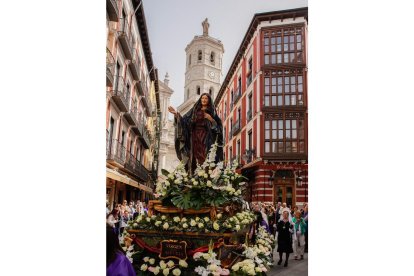 Procesión del Encuentro de 'Jesús Resucitado' con la 'Virgen de la Alegría'. -J.M. LOSTAU