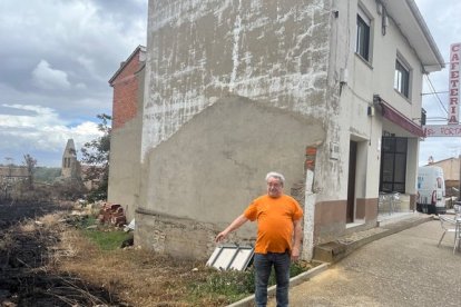 Pedro, hace un año, señalaba el terreno quemado junto a su bar en Otero de Bodas, una semana después del incendio en la Sierra de la Culebra en junio de 2022. A. CALVO