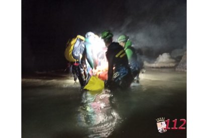 Rescate del hombre caído en la cueva de Valporquero de León.- 112 CYL