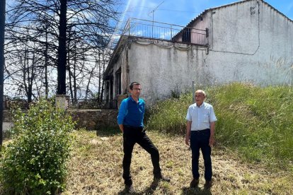 Guillermo y Olegario se fotografían sobre la tierra reverdecida un año después de hacerlo en el mismo lugar pero con ceniza bajo sus pies. A. CALVO