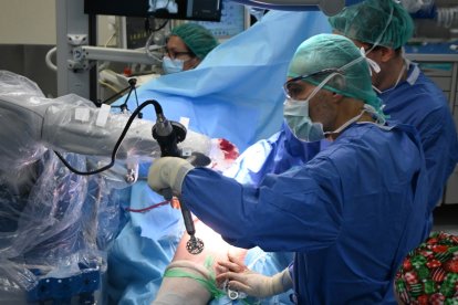Facultativo durante una intervención protésica con el nuevo robot.- E.M.