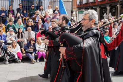 Procesión del Encuentro de 'Jesús Resucitado' con la 'Virgen de la Alegría'. -J.M. LOSTAU