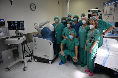 Equipo responsable de la intervención, con la nueva plataforma robótica.- E.M.