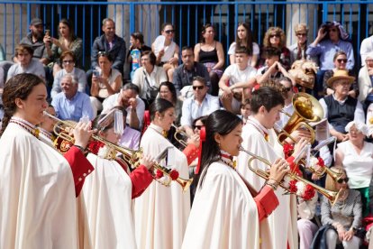 Procesión del Encuentro de 'Jesús Resucitado' con la 'Virgen de la Alegría'. -J.M. LOSTAU