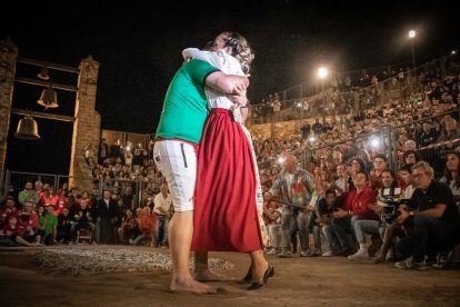 La vuelta del Paso del Fuego a San Pedro Manrique en Soria. -Gonzalo Monteseguro
