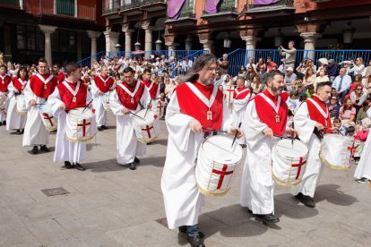 Procesión del Encuentro de 'Jesús Resucitado' con la 'Virgen de la Alegría'. -J.M. LOSTAU