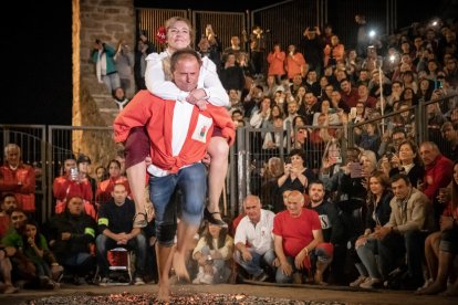 La vuelta del Paso del Fuego a San Pedro Manrique en Soria. -Gonzalo Monteseguro