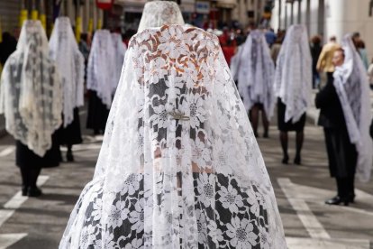 Procesión del Encuentro de 'Jesús Resucitado' con la 'Virgen de la Alegría'. -J.M. LOSTAU