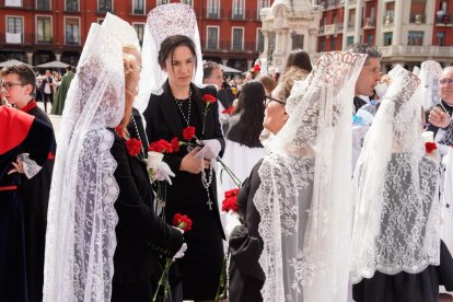 Procesión del Encuentro de 'Jesús Resucitado' con la 'Virgen de la Alegría'. -J.M. LOSTAU