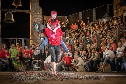 La vuelta del Paso del Fuego a San Pedro Manrique en Soria. -Gonzalo Monteseguro