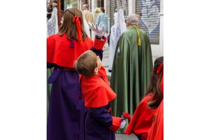 Procesión del Encuentro de 'Jesús Resucitado' con la 'Virgen de la Alegría'. -J.M. LOSTAU