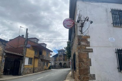 El bar Acuario de Ferreras de Arriba que tuvo que cerrar poco después del incendio en la Sierra de la Culebra. A. CALVO