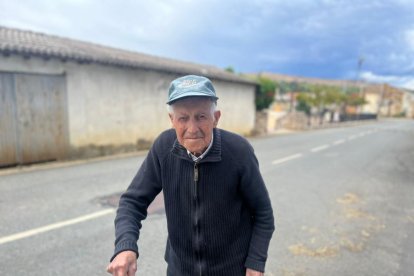 El centenario Francisco en Ferreras de Arriba, en la Sierra de la Culebra un año después del incendio. A. CALVO