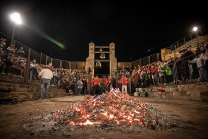 La vuelta del Paso del Fuego a San Pedro Manrique en Soria. -Gonzalo Monteseguro