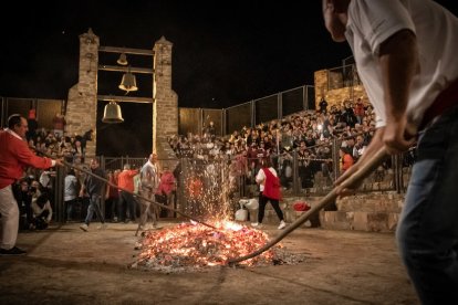 La vuelta del Paso del Fuego a San Pedro Manrique en Soria. -Gonzalo Monteseguro