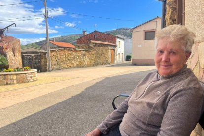 María Ángeles en Ferreras de Abajo, en la Sierra de la Culebra un año después del incendio. A. CALVO