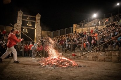 La vuelta del Paso del Fuego a San Pedro Manrique en Soria. -Gonzalo Monteseguro