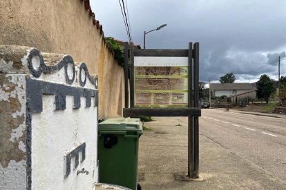 Cartel chamuscado en la Sierra de la Culebra un año después del incendio. A. CALVO