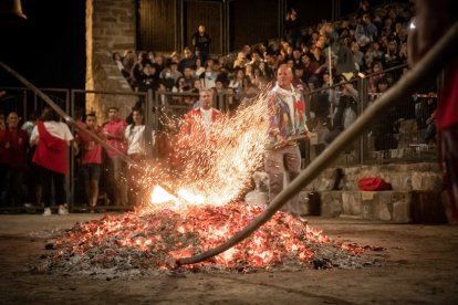 La vuelta del Paso del Fuego a San Pedro Manrique en Soria. -Gonzalo Monteseguro