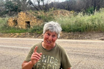 Nelly muestra el terreno calcinado cercano a la casa que el fuego quemó en el incendio de la Sierra de la Culebra el año pasado y que hoy se está reconstruyendo. A. CALVO