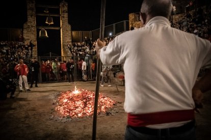 La vuelta del Paso del Fuego a San Pedro Manrique en Soria. -Gonzalo Monteseguro