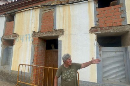 Nelly ante la casa que el fuego quemó en el incendio de la Sierra de la Culebra el año pasado y que hoy se está reconstruyendo. A. CALVO