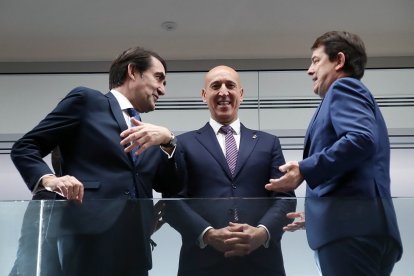 El presidente de la Junta de Castilla y León, Alfonso Fernández Mañueco, visita las obras de remodelación y modernización de la estación de autobuses de León acompañado por el consejero de Medio Ambiente, Juan Carlos Suárez Quiñones y el alcalde, José Antonio Díez.- ICAL