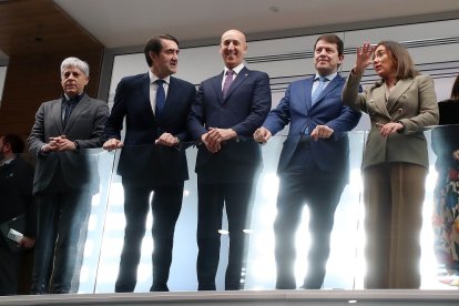 El presidente de la Junta de Castilla y León, Alfonso Fernández Mañueco, visita las obras de remodelación y modernización de la estación de autobuses de León acompañado por el consejero de Medio Ambiente, Juan Carlos Suárez Quiñones y el alcalde, José Antonio Díez.- ICAL