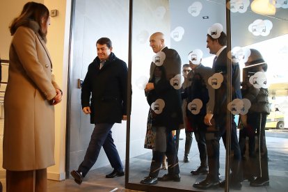 El presidente de la Junta de Castilla y León, Alfonso Fernández Mañueco, visita las obras de remodelación y modernización de la estación de autobuses de León acompañado por el consejero de Medio Ambiente, Juan Carlos Suárez Quiñones y el alcalde, José Antonio Díez.- ICAL
