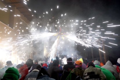 Toro de fuego en las fiestas de Las Victorias de Puebla de Sanabria (Zamora). -ICAL