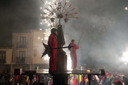 Toro de fuego en las fiestas de Las Victorias de Puebla de Sanabria (Zamora). -ICAL