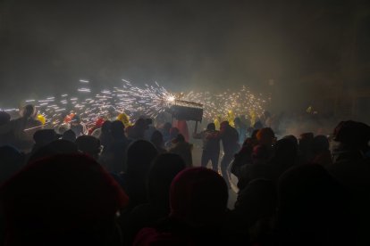 Toro de fuego en las fiestas de Las Victorias de Puebla de Sanabria (Zamora). -ICAL