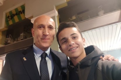 Juanín Gálvez, con el alcalde de León, José Antonio Díez. -E.M.