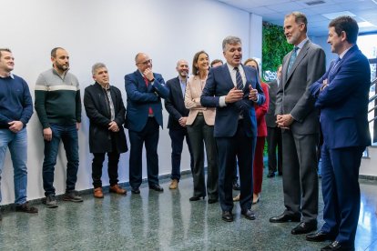 El Rey Felipe VI con los trabajadores de Cascajares.- JUNTA DE CASTILLA Y LEÓN