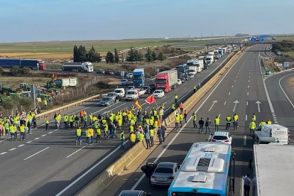 Agricultores cortan la autovía A-6 a la altura Paradores de Castrogonzalo - ICAL