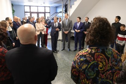 El Rey Felipe VI con los trabajadores de Cascajares.- JUNTA DE CASTILLA Y LEÓN
