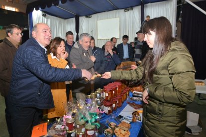 Feria 'Hecho en el Pueblo', en Sacramenia (Segovia).- ICAL