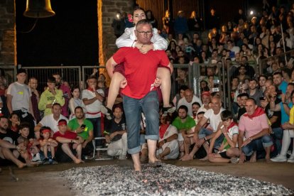 Fotos del Paso de Fuego en San Pedro Manrique en Soria. GONZALO MONTESEGURO