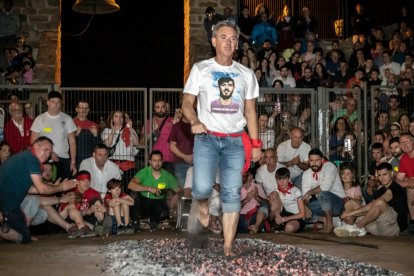 Fotos del Paso de Fuego en San Pedro Manrique en Soria. GONZALO MONTESEGURO