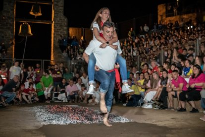 Fotos del Paso de Fuego en San Pedro Manrique en Soria. GONZALO MONTESEGURO