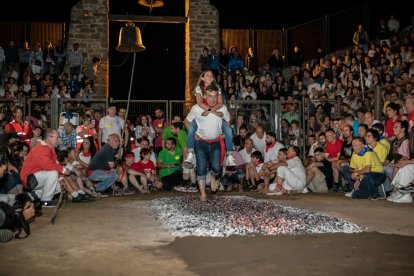 Fotos del Paso de Fuego en San Pedro Manrique en Soria. GONZALO MONTESEGURO