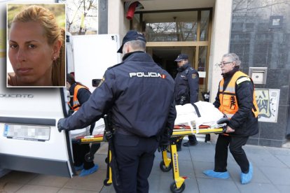 Agentes de la Policía Nacional custodian el traslado de los cuerpos de Paloma Pinedo y su hija India. JOAQUÍN RIVAS