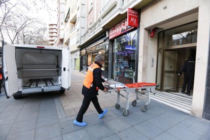 Acceso a una camilla al portal del Paseo Zorrilla de Valladolid. JOAQUÍN RIVAS