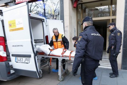 Traslado de uno de los cuerpos sin vida al instituto de Medicina Legal. JOAQUÍN RIVAS