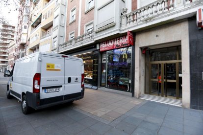 Vehículo del Instituto de Medicina Legal, aparcado en el portal. JOAQUÍN RIVAS