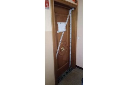 Precinto policial en la puerta de la vivienda. Í.A.