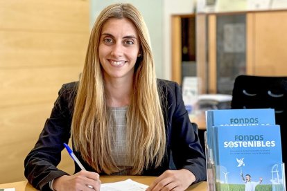 El equipo humano de Caja Rural ofrece un servicio de asesoría patrimonial y financiera. En la imagen, Elsa Molinero. / EL MUNDO